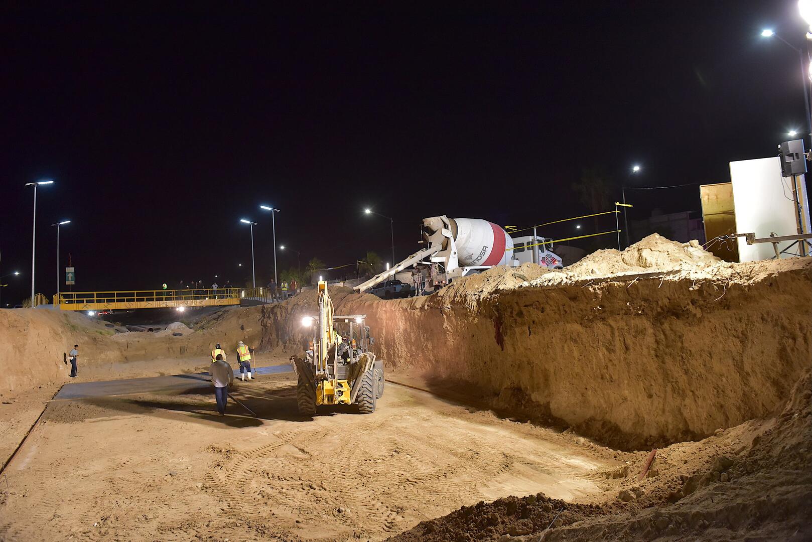 Cumple Antonio Astiazarán con obra de puente peatonal y vehicular en Puerta del Rey