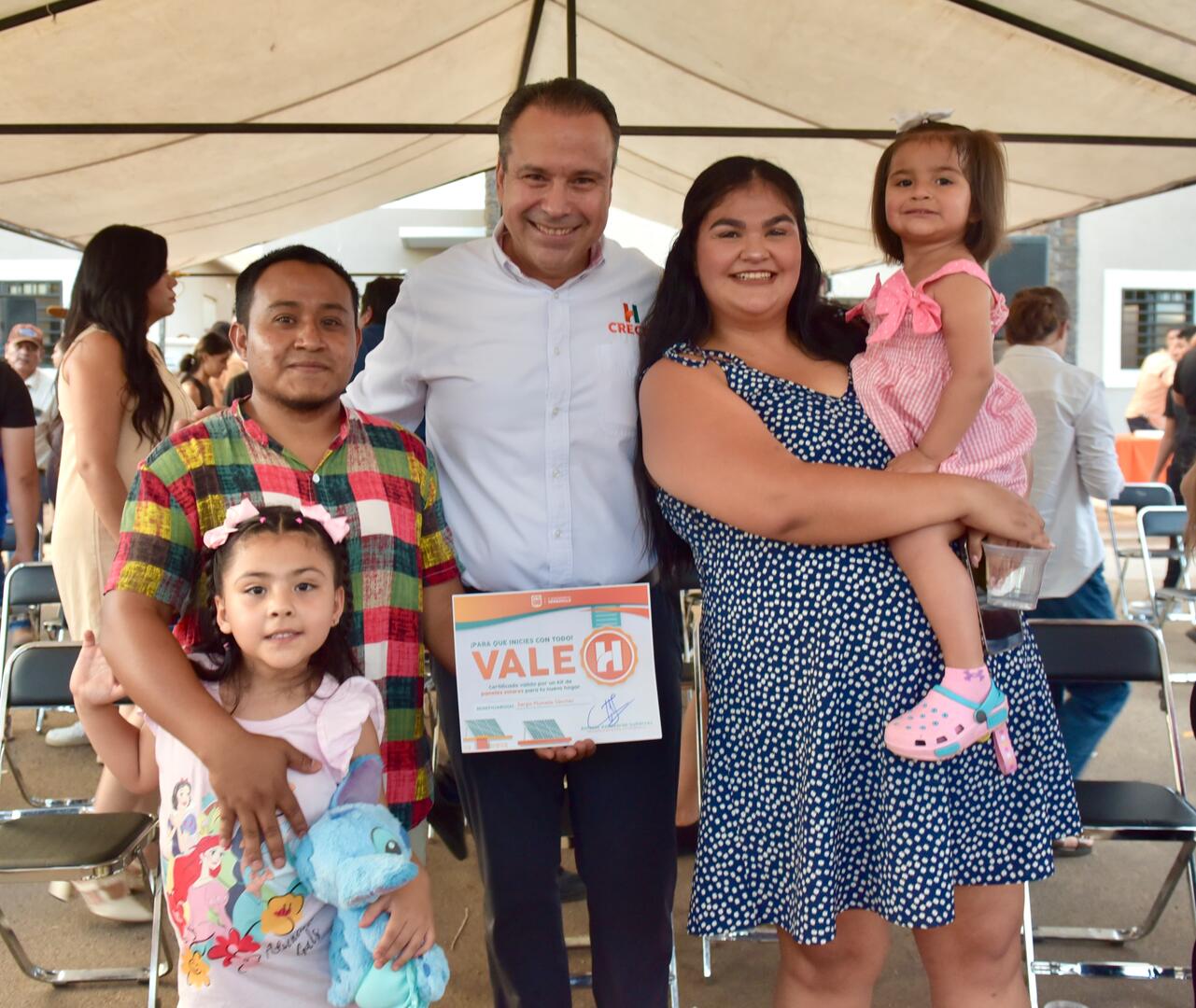 Cumple Toño Astiazarán con entrega de paneles solares del programa Sello H en viviendas de interés social