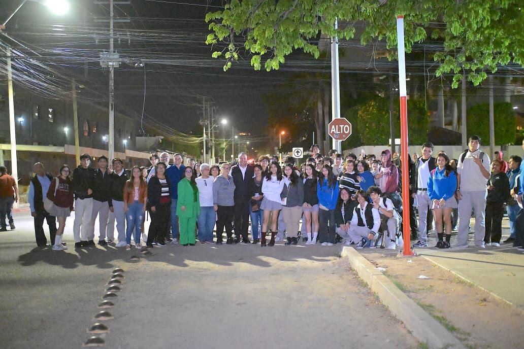 Beneficia Toño Astiazarán a estudiantes del Cobach Norte con tramo iluminado de Camina Segura
